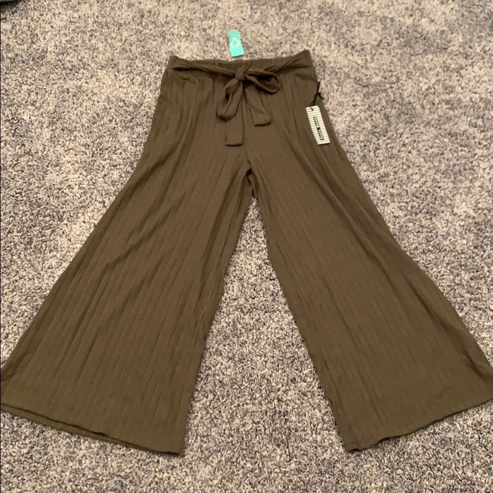 BNWT olive green crop wide pants